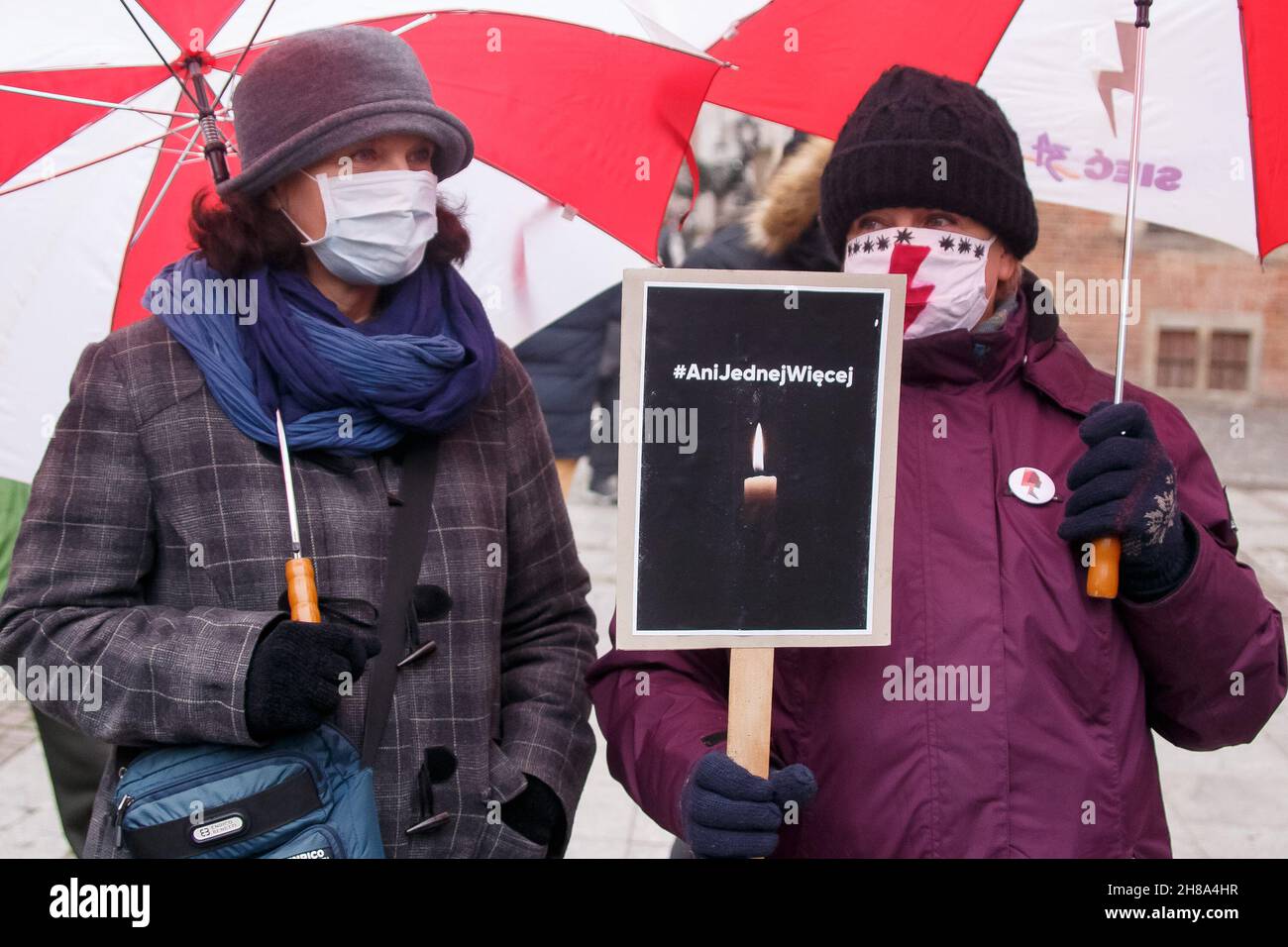 Danzica, Polonia. 28 novembre 2021. I manifestanti con la placard con una candela e le parole "No One More" durante una protesta a Gdansk.i manifestanti si sono riuniti nella città vecchia di Gdansk contro l'inasprimento delle sanzioni per la cessazione della gravidanza e l'introduzione di un registro di gravidanza in Polonia. Secondo le sanzioni, la cessazione della gravidanza deve essere trattata allo stesso modo dell'omicidio. Il pubblico ministero ha accesso al registro. (Foto di Tomasz Zasinski/SOPA Images/Sipa USA) Credit: Sipa USA/Alamy Live News Foto Stock
