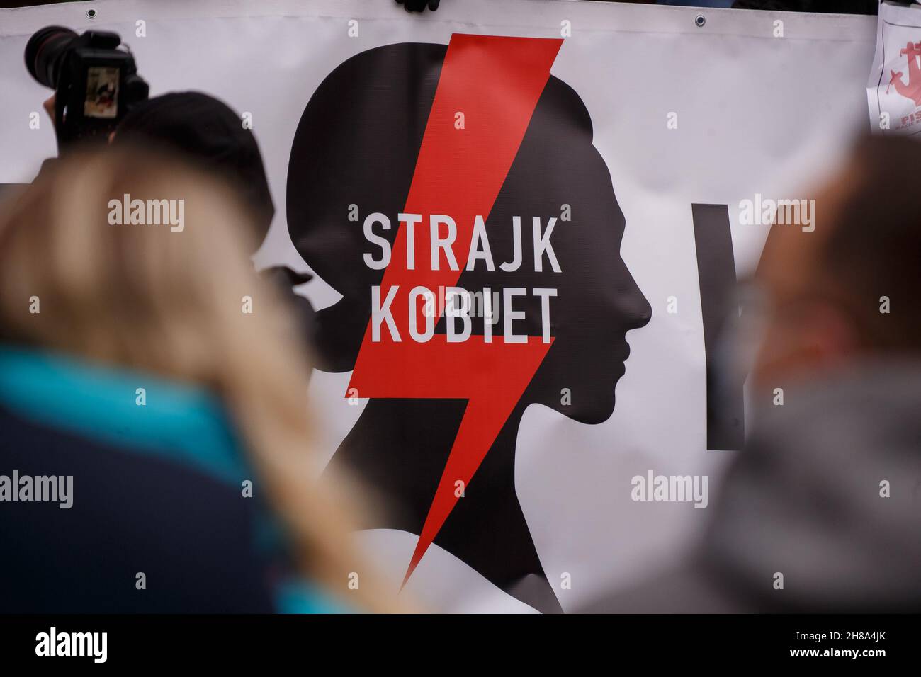 Danzica, Polonia. 28 novembre 2021. Durante la protesta si vede un cartello con il segno dello "Sciopero femminile" a Gdansk.i manifestanti si sono riuniti nella città vecchia di Gdansk contro l'inasprimento delle sanzioni per la cessazione della gravidanza e l'introduzione di un registro di gravidanza in Polonia. Secondo le sanzioni, la cessazione della gravidanza deve essere trattata allo stesso modo dell'omicidio. Il pubblico ministero ha accesso al registro. (Foto di Tomasz Zasinski/SOPA Images/Sipa USA) Credit: Sipa USA/Alamy Live News Foto Stock