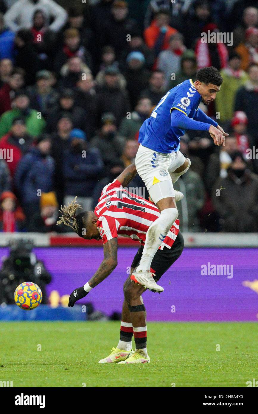 Ivan Toney #17 di Brentford batte per la palla con ben Godfrey #22 di Everton Foto Stock