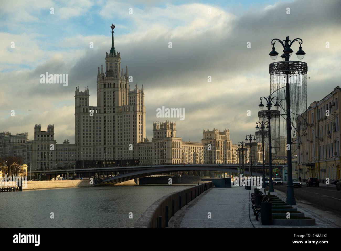 Mosca, Russia, 23 novembre 2021. Paesaggio della città di Mosca con un grattacielo stalinista sul terrapieno di Kotelnicheskaya, foto mattutina Foto Stock