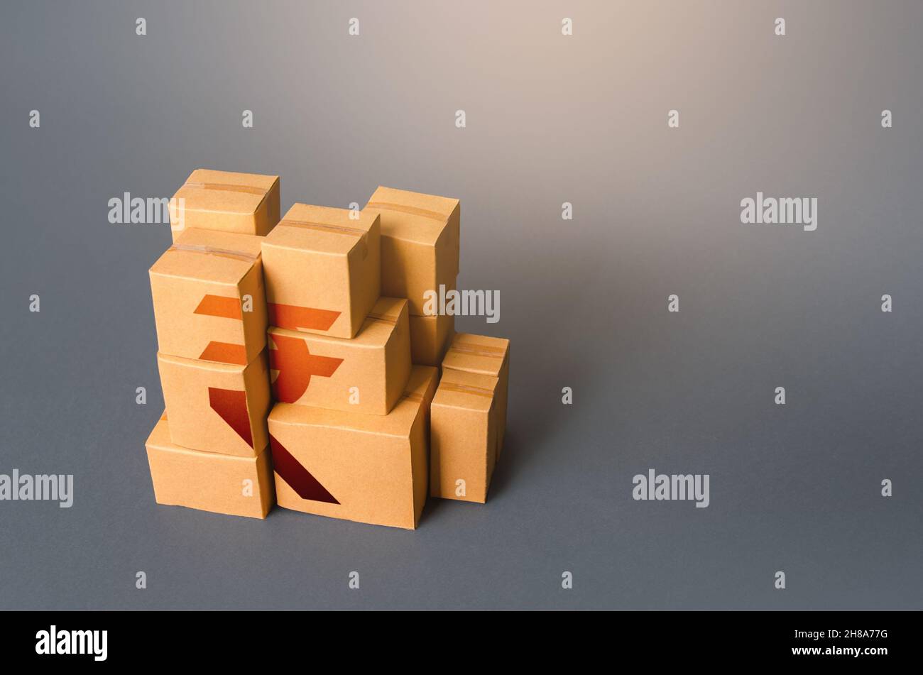 Scatole con il simbolo della rupia indiana. Distribuzione delle merci. Logistica dei trasporti. Industria manifatturiera e commercio. Prodotto interno lordo, PIL. Vendita al dettaglio Foto Stock