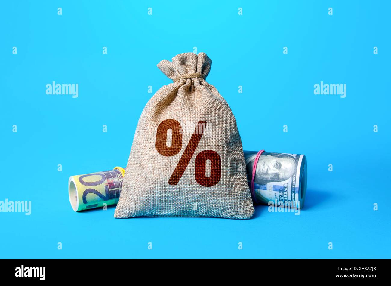 Soldi e un sacchetto di interesse. Tassi d'interesse ufficiali. Rischi inflazionistici e regolamentazione del sistema finanziario. Deposito o prestito. Velocità criterio chiave. Pro Foto Stock