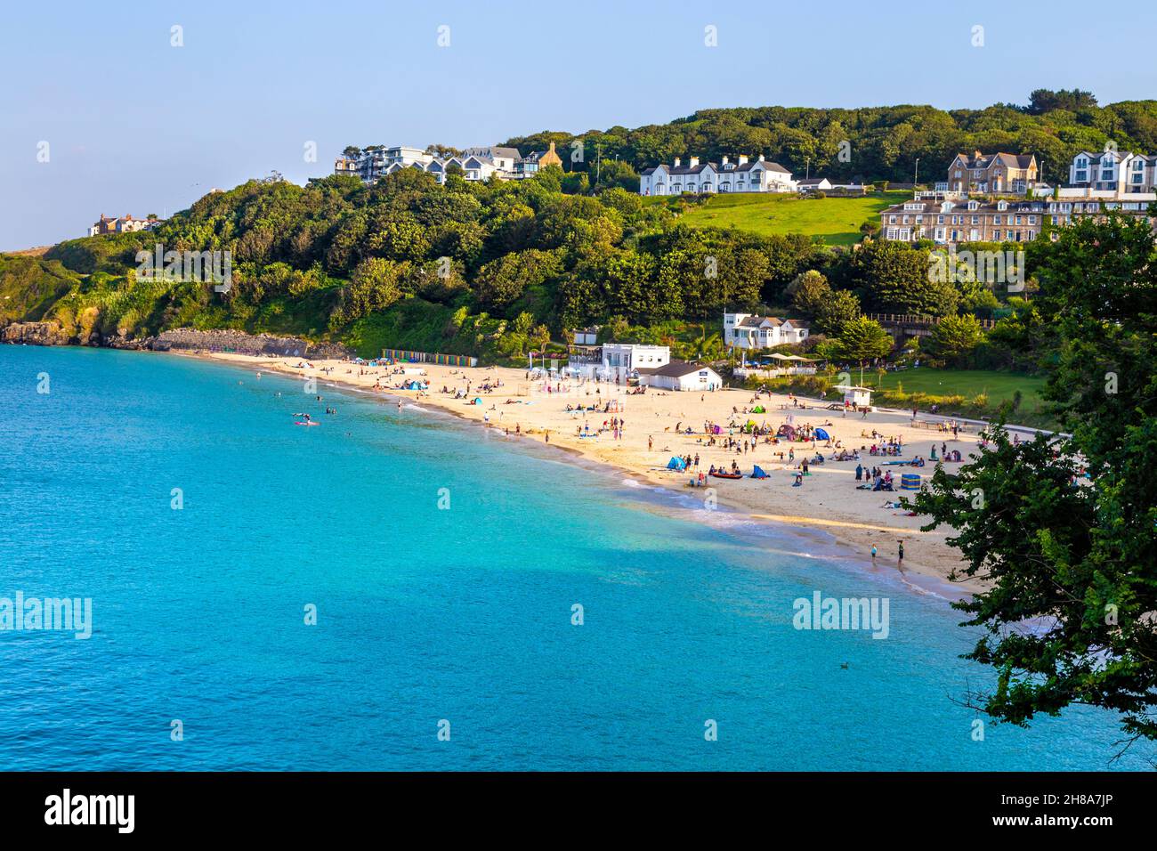 La gente gode di una giornata di sole a Porthminster Beach, St Ives, Cornovaglia, Regno Unito Foto Stock