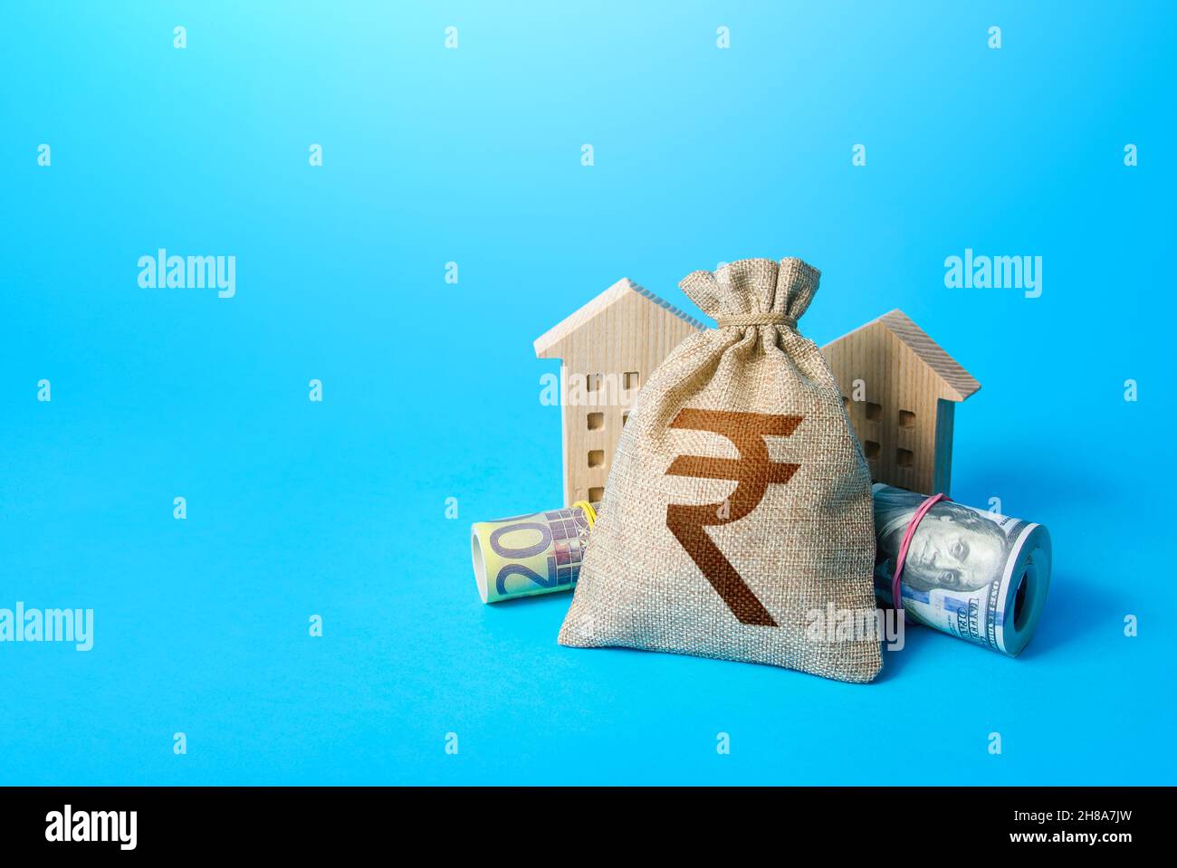 Case e rupie indiano borsa di denaro. Asset, gestione delle risorse finanziarie. Costruire capitali, risparmiare sui rischi di inflazione. Immobiliare. Risparmio. Decla Foto Stock