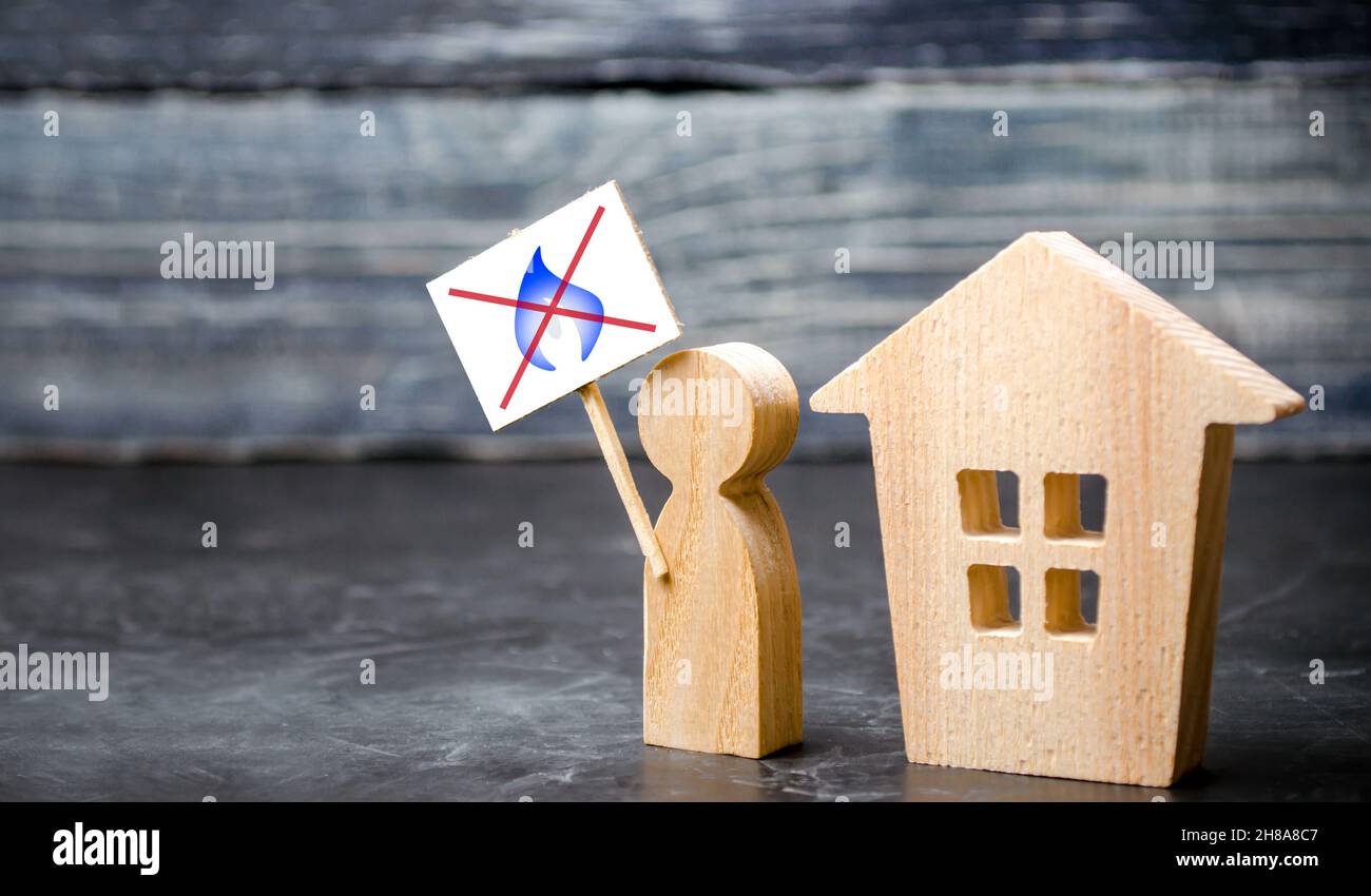 Un residente della casa si lamenta della mancanza di gas. Interruzioni dell'approvvigionamento energetico, prezzi elevati e scorte basse. Crisi energetica. Nessun riscaldamento, congelamento A. Foto Stock