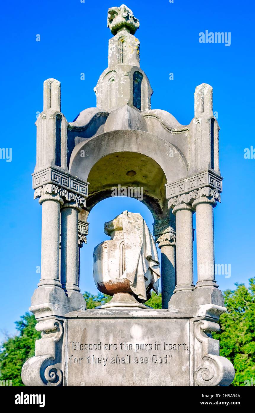 Una lapide è raffigurata in dettaglio al Cimitero Magnolia, 26 novembre 2021, a Mobile, Alabama. Il cimitero di 120 acri contiene più di 80,000 tombe, inc Foto Stock