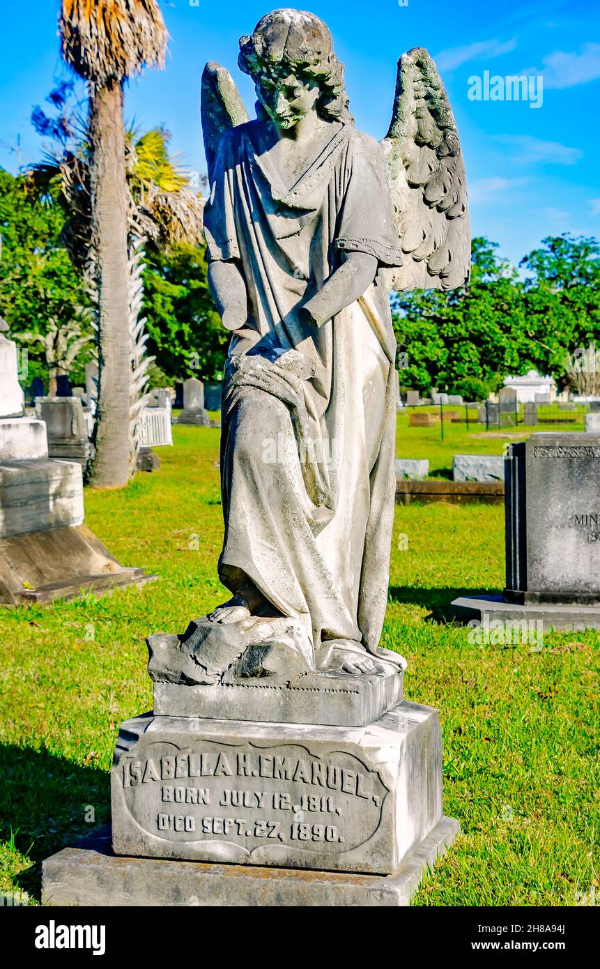 Un angelo cimitero si erge su una tomba al cimitero di Magnolia, 26 novembre 2021, a Mobile, Alabama. Il cimitero di 120 acri contiene più di 80,000 tombe. Foto Stock