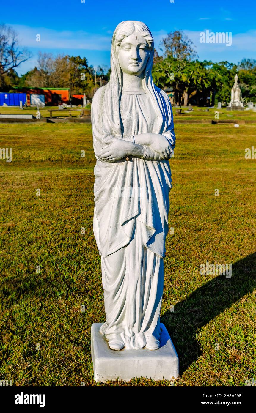 Una statua in ghisa di una signora, conosciuta come la Dea di Magnolia, guarda verso il riposo confederato al cimitero di Magnolia, 26 novembre 2021, a Mobile, Alabama. Foto Stock Una statua in ghisa di una signora, conosciuta come la Dea di Magnolia, guarda verso il riposo confederato al cimitero di Magnolia, 26 novembre 2021, a Mobile, Alabama. Foto Stock