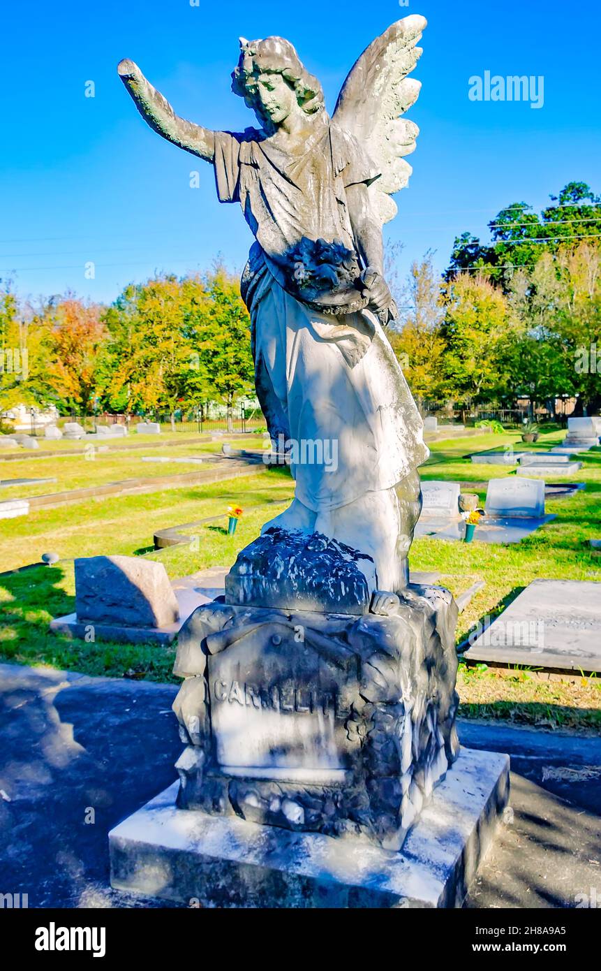 Un angelo cimitero si erge su una tomba al cimitero di Magnolia, 26 novembre 2021, a Mobile, Alabama. Il cimitero di 120 acri contiene più di 80,000 tombe. Foto Stock