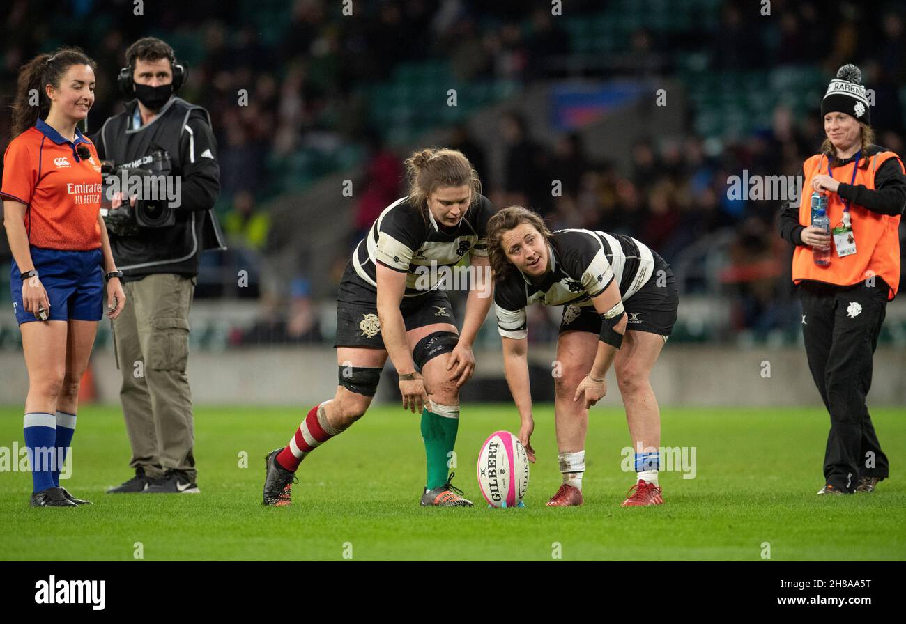 LONDRA, INGHILTERRA - NOVEMBRE 27: Clara Griffin e Katy Daley-McLean dei barbari si preparano per una conversione durante il Rugby Internazionale delle Donne K. Foto Stock