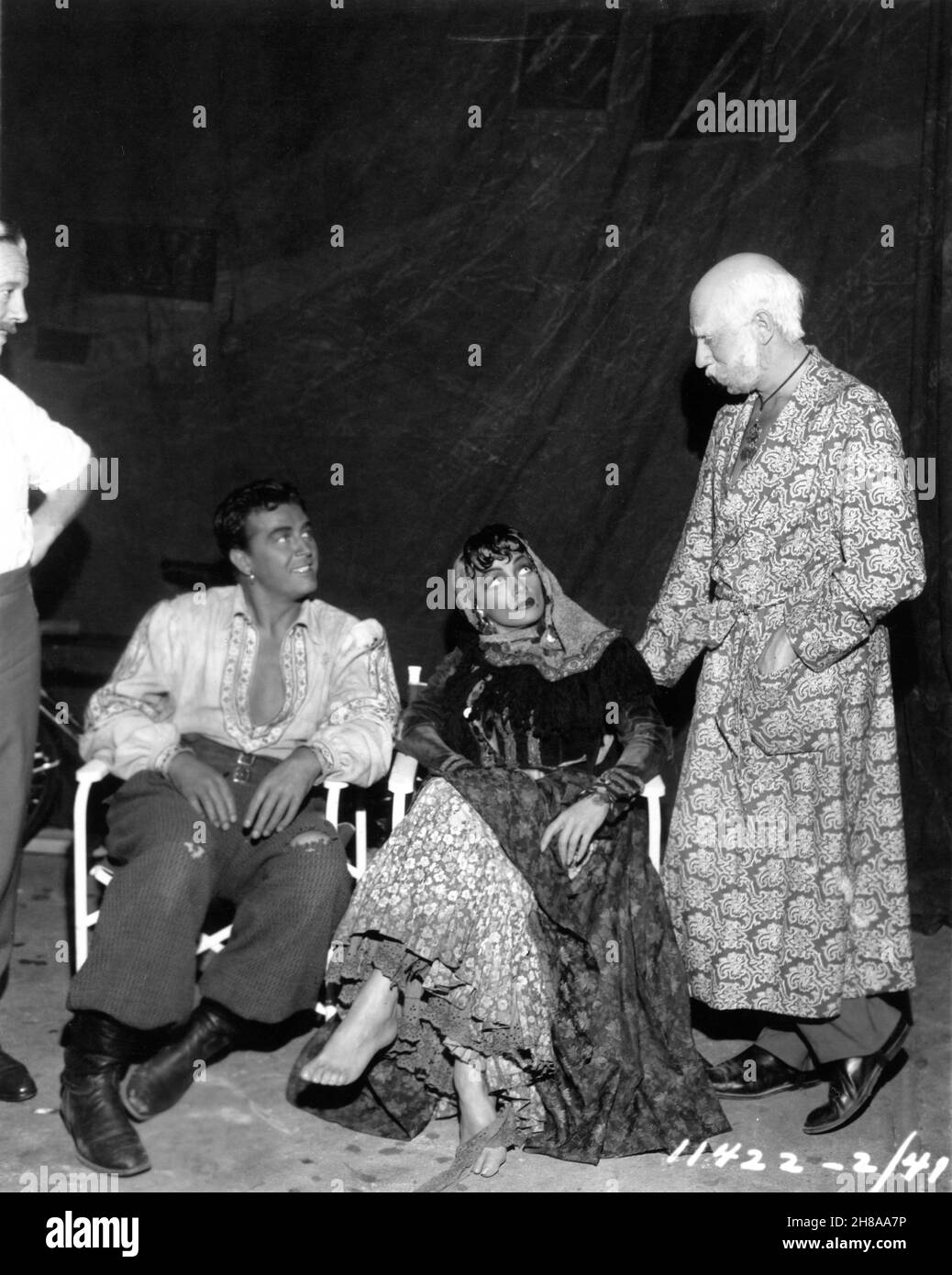 RAY MILLAND e MARLENE DIETRICH con i visitatori del set ROLAND CULVER e RICHARD HAYDN (in costume come imperatore Franz Josef) sul set candid durante le riprese del regista GOLDEN EARRING 1947 MITCHELL LEISEN romanzo Yolanda Foldes Costume design Mary Kay Dodson musica Victor Young Paramount Pictures Foto Stock