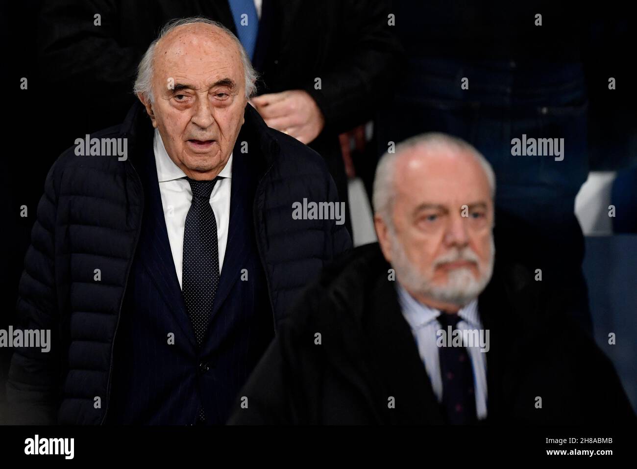 Napoli, Italia. 28 novembre 2021. L'ex presidente Napoli Corrado Ferlaino e  Napoli presenziano Aurelio De Laurentiis alla serie una partita di calcio  tra la SSC Napoli e la SS Lazio allo stadio