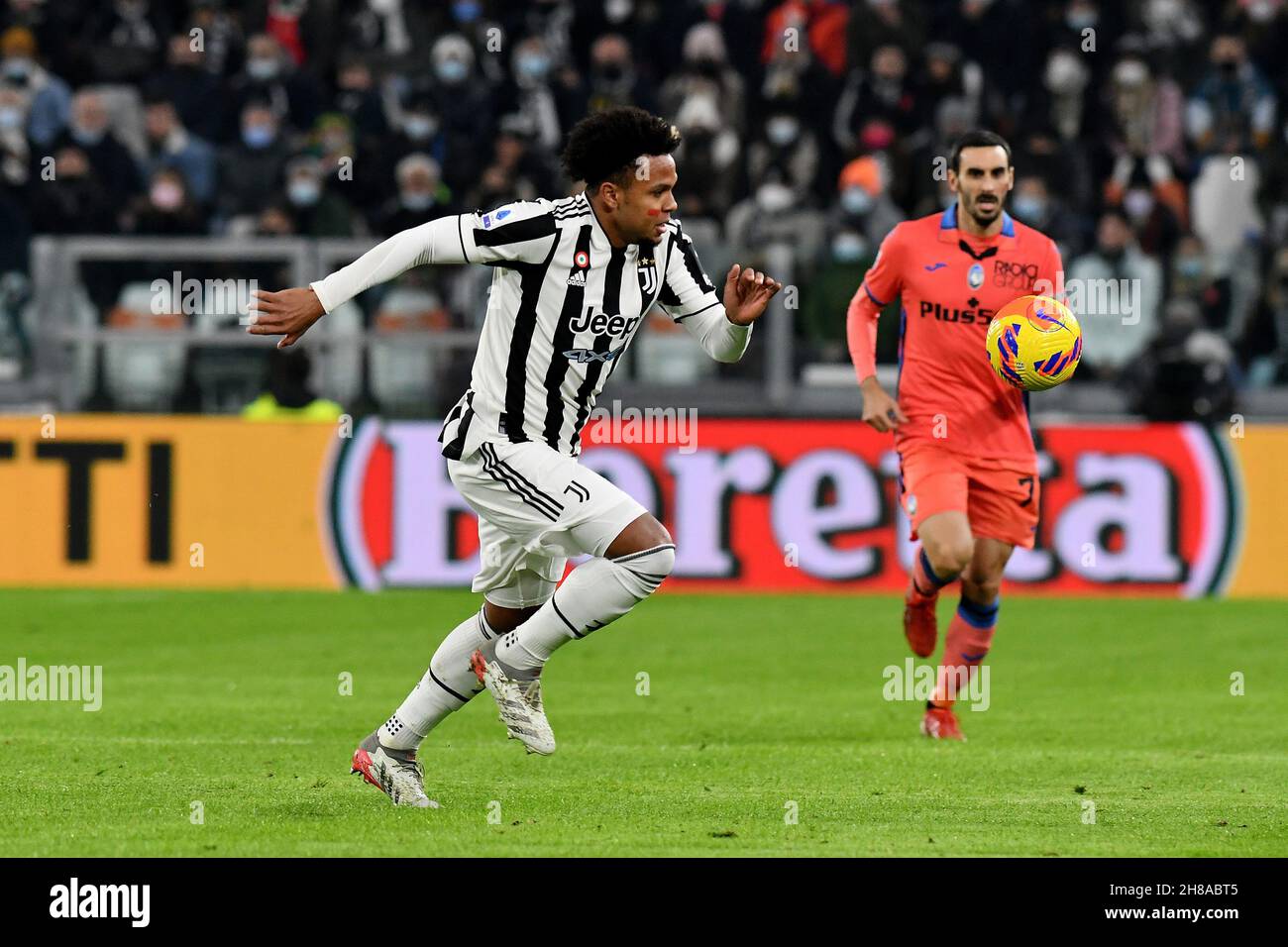 Torino, Italia. 27 novembre 2021. Weston Mckennie del Juventus FC in azione durante la Serie A match 2020/21 tra Juventus FC e Atalanta BC allo Stadio Allianz il 27 novembre 2021 a Torino Photo ReportterTorino Credit: Independent Photo Agency/Alamy Live News Foto Stock