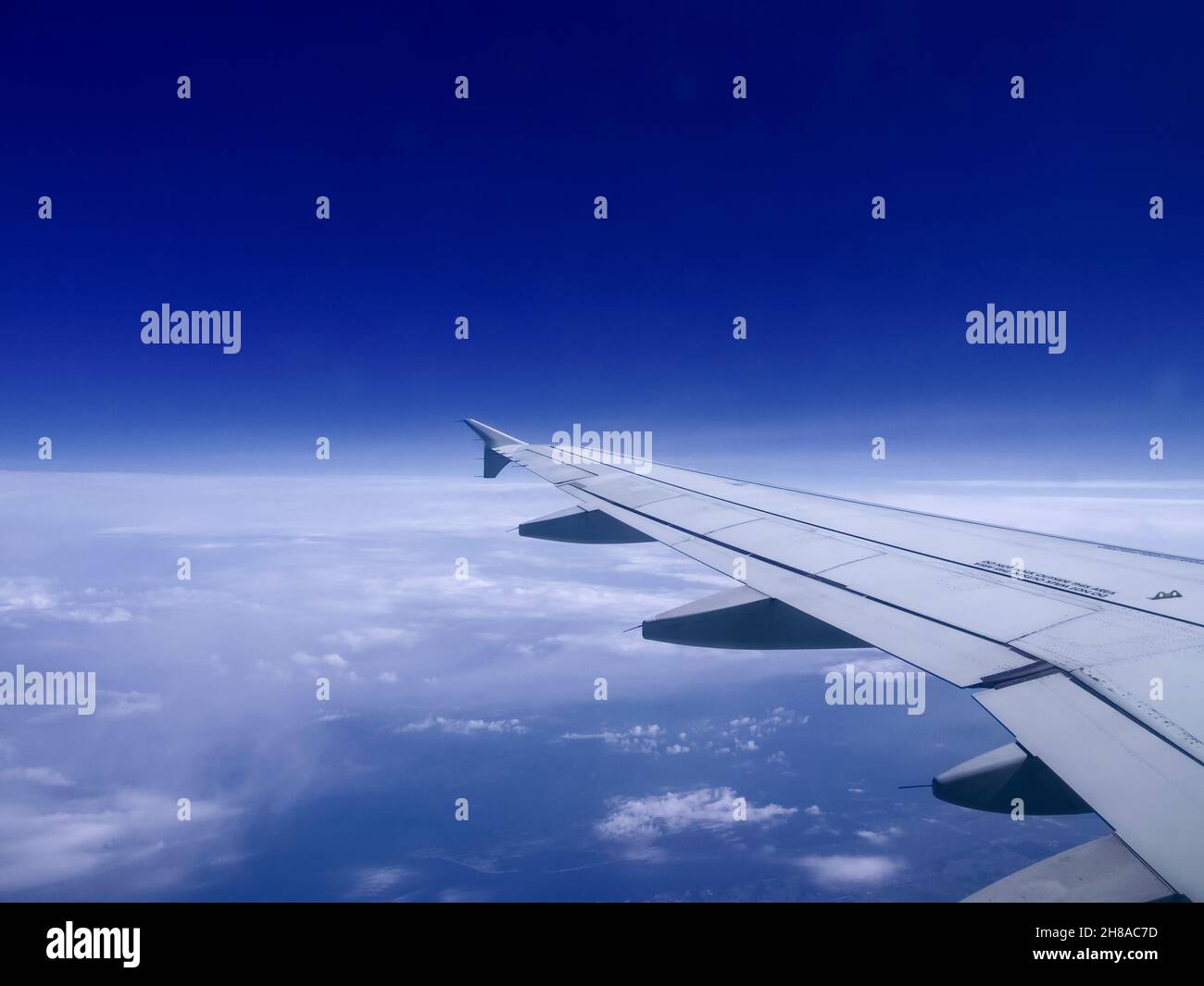 Vista dell'ala di un jet plane e del cielo con le nuvole Foto Stock