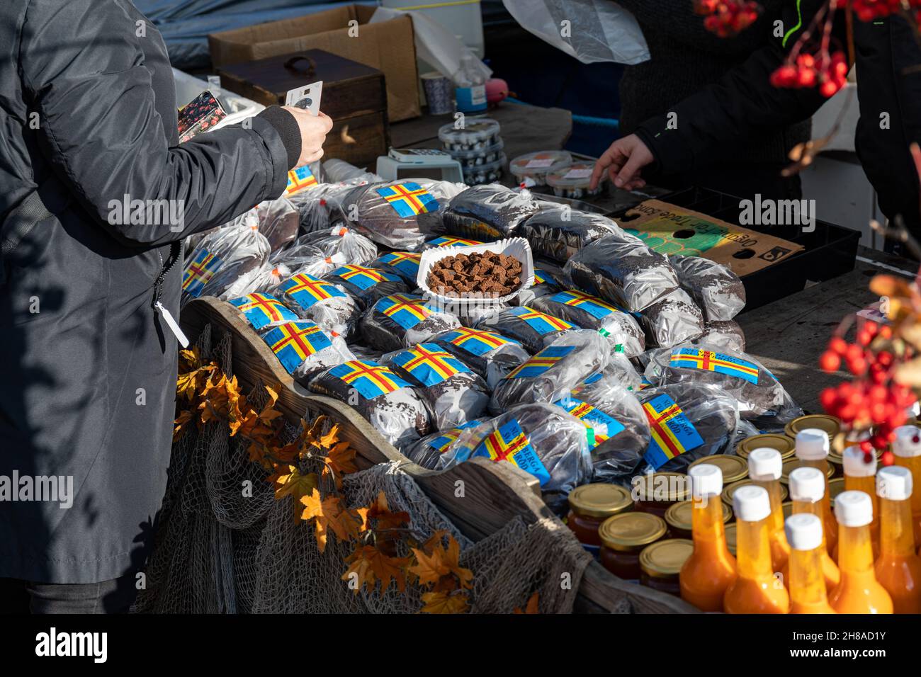 Svartbröd o pane nero di Åland in vendita presso Stadin silakkamarkkinat o Baltic Herring Fair di Helsinki, Finlandia Foto Stock