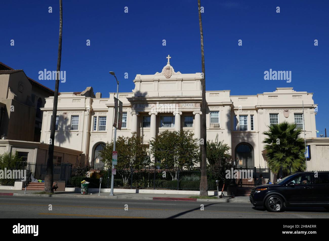 Los Angeles, California, USA 27 novembre 2021 una visione generale dell'atmosfera della Chiesa Cattolica del Santissimo Sacramento i cui partecipanti includevano Bing Crosby, John Ford, John Wayne, Loretta Young, Ricardo Montalban, Frank Capra, Charlton Heston, Ann Blyth, Irene Dunne, e Mario Lanza e Mack Sennett's Funerals si sono tenuti qui al 6657 Sunset Blvd il 27 novembre 2021 a Los Angeles, California, USA. Foto di Barry King/Alamy Stock Foto Foto Stock