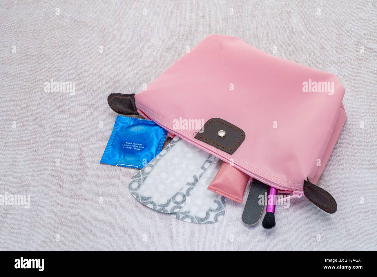 Borsa per il lavaggio degli accessori da donna con preservativo Foto Stock