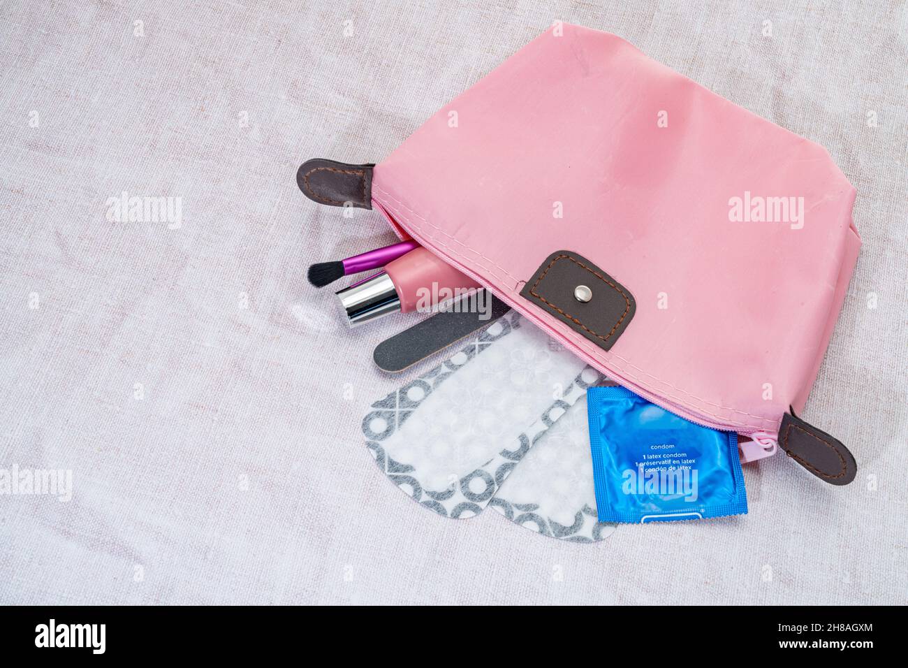 Borsa per il lavaggio degli accessori da donna con preservativo Foto Stock