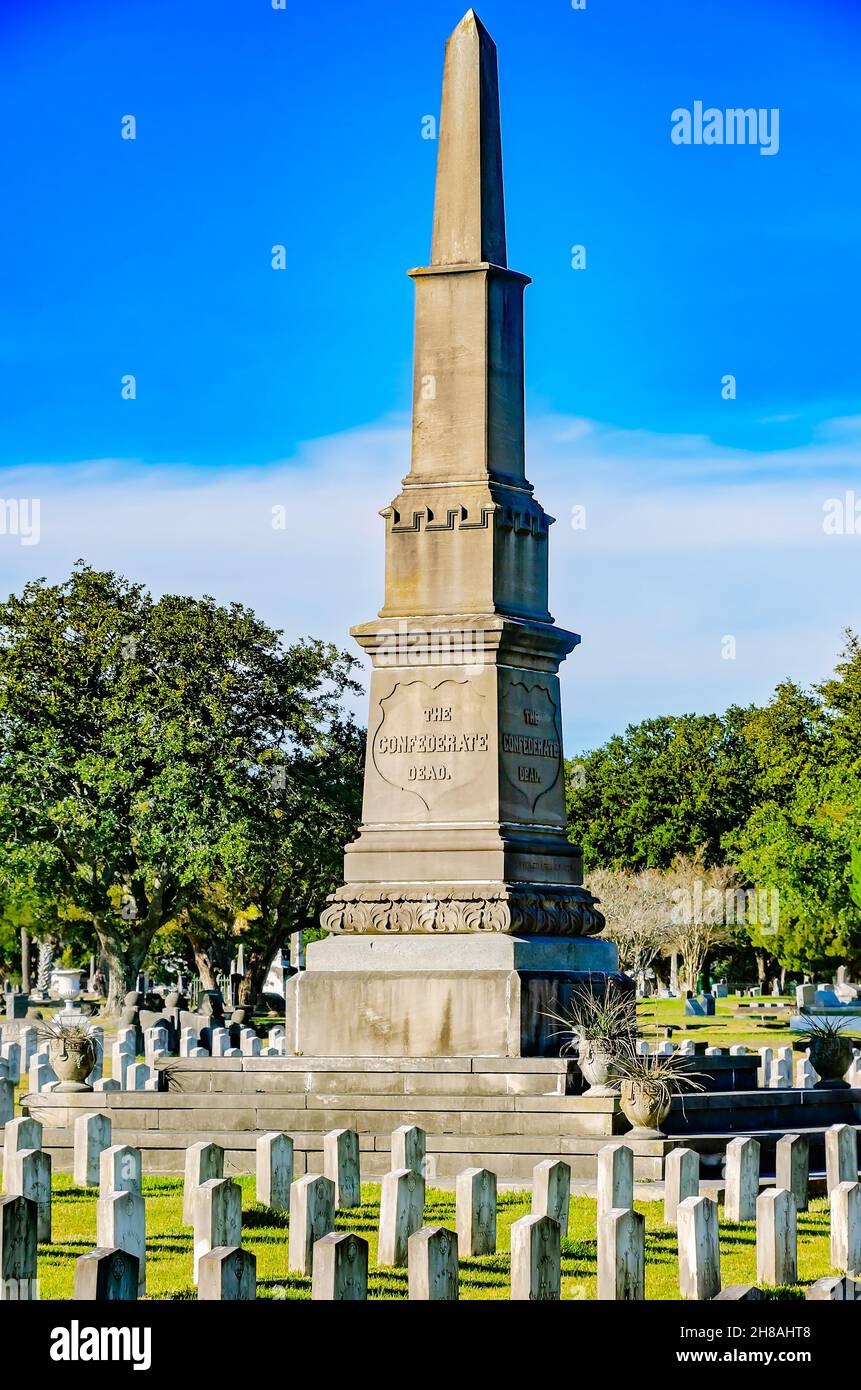 Il resto confederato presenta un monumento e le tombe di 1,100 soldati confederati al cimitero di Magnolia, 26 novembre 2021, a Mobile, Alabama. Foto Stock