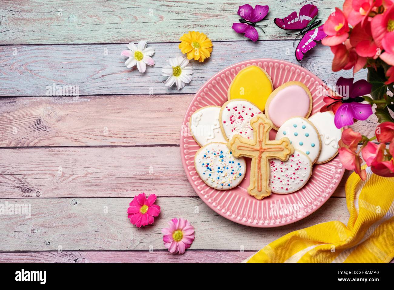 Biscotti di Pasqua in un piatto su sfondo pastello Foto Stock