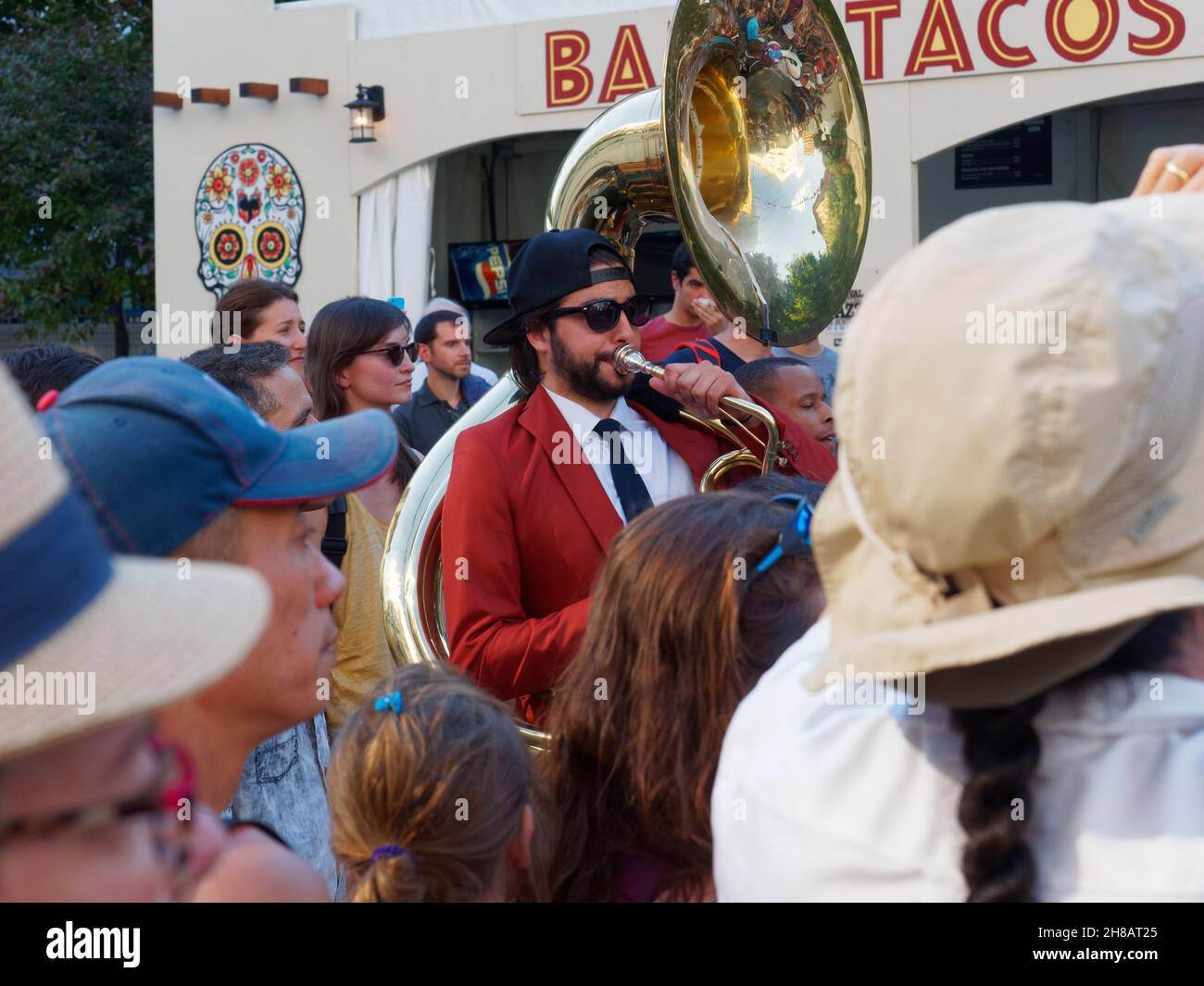 Un giocatore di tuba per la Urban Science Brass Band al Montreal International Jazz Festival. Quebec, Canada Foto Stock