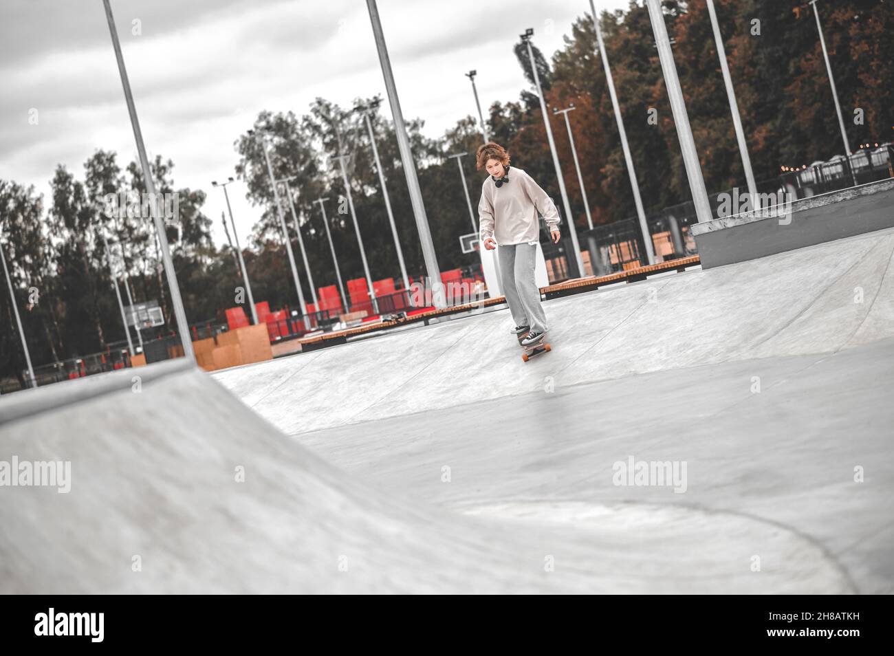 Ragazza che cavalca su sketboard nel parco Foto Stock