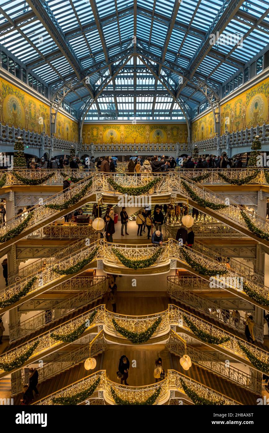 Parigi, Francia - 28 novembre 2021: Bella decorazione di Natale nel centro commerciale di lusso Samaritaine a Parigi Foto Stock