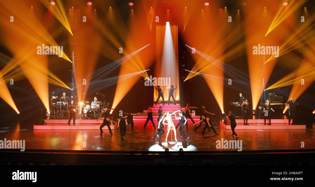 Aline è un film drammatico francese-canadese, diretto da Valérie Lemercier e pubblicato nel 2021..A un ritratto immaginario della vita di Céline Dion, il film stelle Lemercier come 'Aline Dieu', un cantante canadese che sale alla superstar internazionale. Questa fotografia è solo ad uso editoriale ed è copyright della compagnia cinematografica e/o del fotografo assegnato dalla società cinematografica o di produzione e può essere riprodotta solo da pubblicazioni in concomitanza con la promozione del suddetto Film. È richiesto un credito obbligatorio per la compagnia cinematografica. Il fotografo deve essere accreditato anche quando è noto. Foto Stock