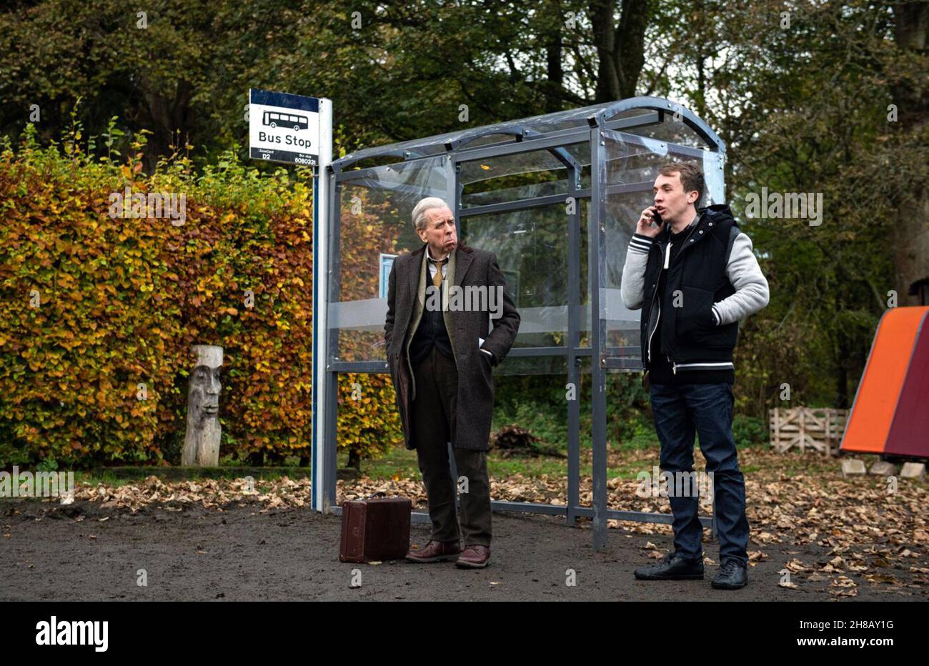 L'ultimo autobus è un dramma del 2021 con Timothy Spall. Questa fotografia è solo ad uso editoriale ed è copyright della compagnia cinematografica e/o del fotografo assegnato dalla società cinematografica o di produzione e può essere riprodotta solo da pubblicazioni in concomitanza con la promozione del suddetto Film. È richiesto un credito obbligatorio per la compagnia cinematografica. Il fotografo deve essere accreditato anche quando è noto. Foto Stock