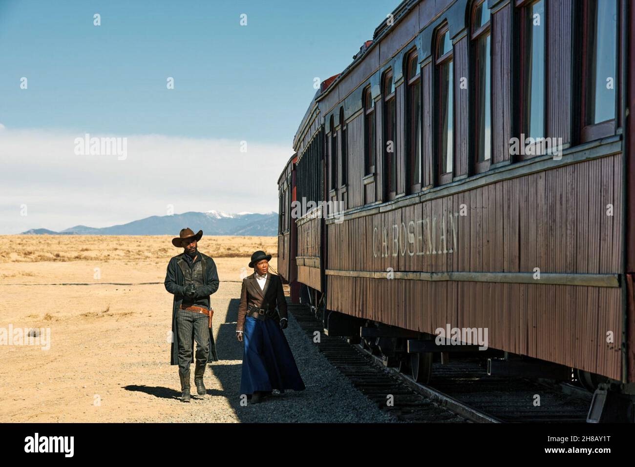 The Harder They Fall è un film Western revisionista americano del 2021 diretto da Jeymes Samuel, che ha co-scritto la sceneggiatura con Boaz Yakin. Le star del film Jonathan Majors, Idris Elba, Zazie Beetz, Regina King, Delroy Lindo, Lakeith Stanfield, RJ Cyler, Danielle Deadwyler, Edi Gathegi e Deon Cole. Questa fotografia è solo ad uso editoriale ed è copyright della compagnia cinematografica e/o del fotografo assegnato dalla società cinematografica o di produzione e può essere riprodotta solo da pubblicazioni in concomitanza con la promozione del suddetto Film. È richiesto un credito obbligatorio per la compagnia cinematografica. T Foto Stock