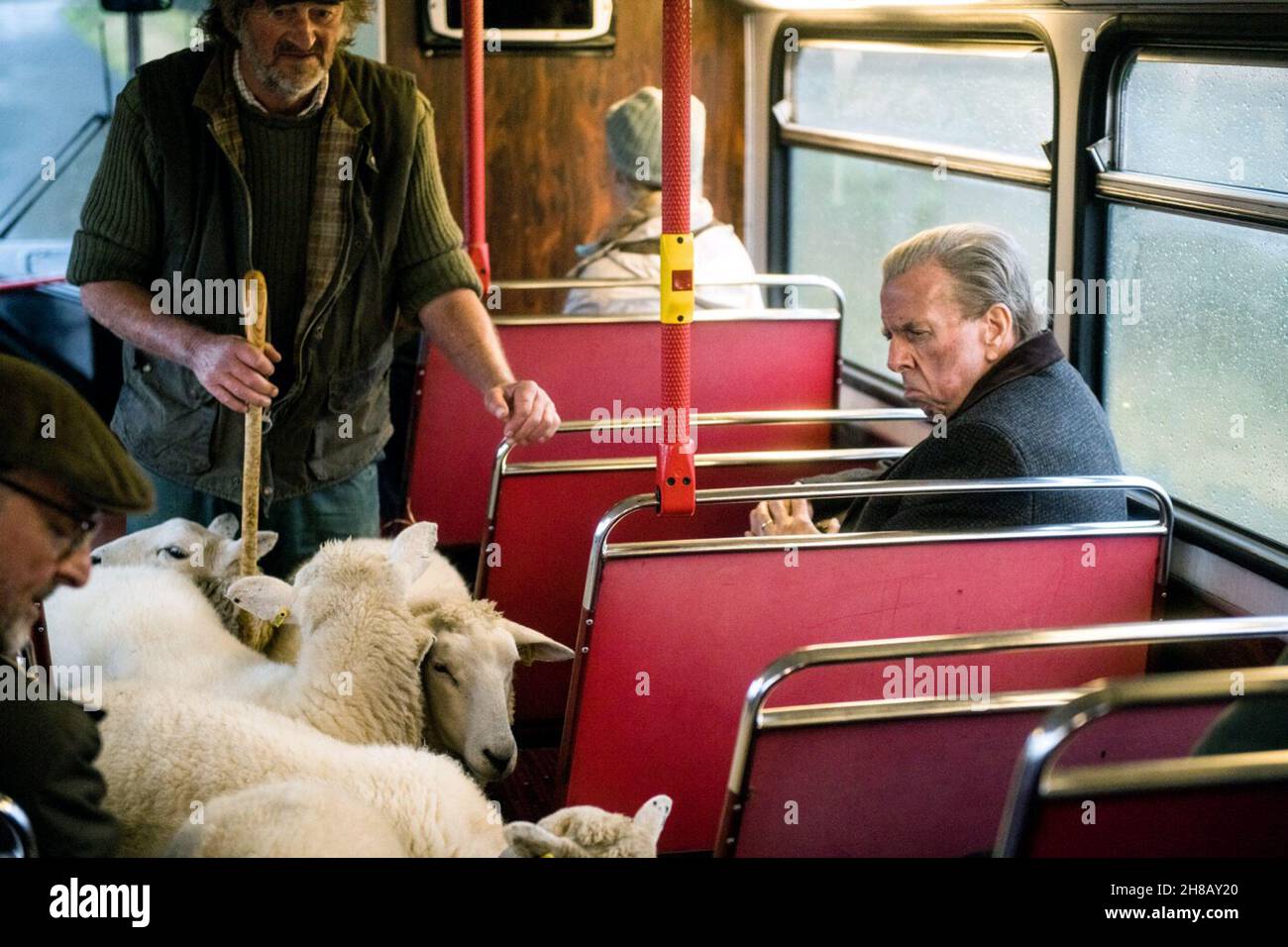 L'ultimo autobus è un dramma del 2021 con Timothy Spall. Questa fotografia è solo ad uso editoriale ed è copyright della compagnia cinematografica e/o del fotografo assegnato dalla società cinematografica o di produzione e può essere riprodotta solo da pubblicazioni in concomitanza con la promozione del suddetto Film. È richiesto un credito obbligatorio per la compagnia cinematografica. Il fotografo deve essere accreditato anche quando è noto. Foto Stock
