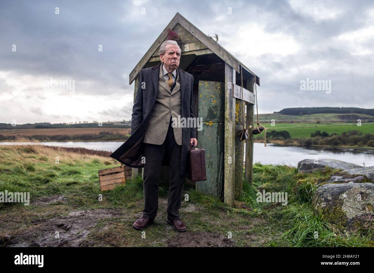 L'ultimo autobus è un dramma del 2021 con Timothy Spall. Questa fotografia è solo ad uso editoriale ed è copyright della compagnia cinematografica e/o del fotografo assegnato dalla società cinematografica o di produzione e può essere riprodotta solo da pubblicazioni in concomitanza con la promozione del suddetto Film. È richiesto un credito obbligatorio per la compagnia cinematografica. Il fotografo deve essere accreditato anche quando è noto. Foto Stock