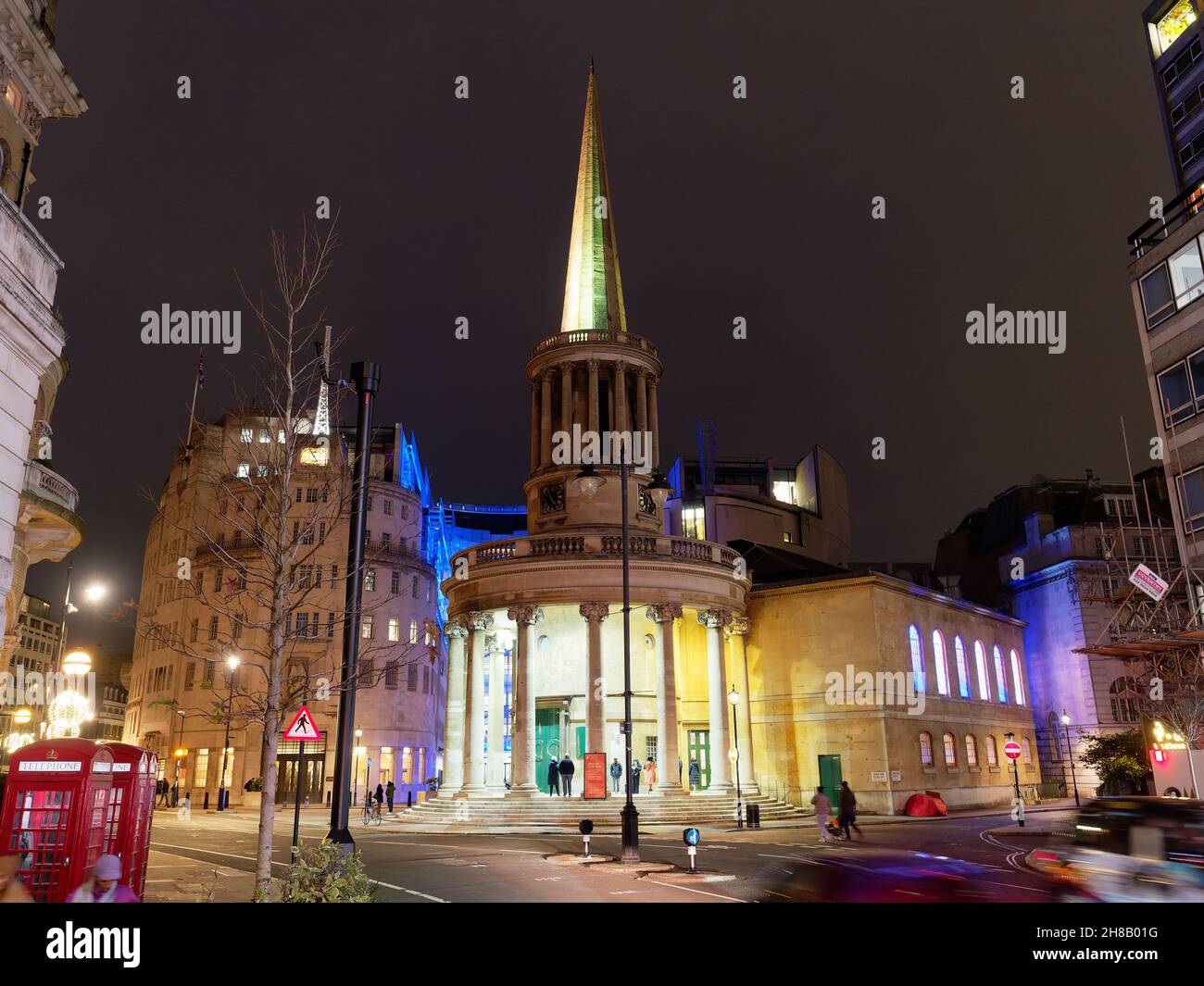 Vista di All Souls Church a Langham Place London illuminato il 2021 novembre Foto Stock