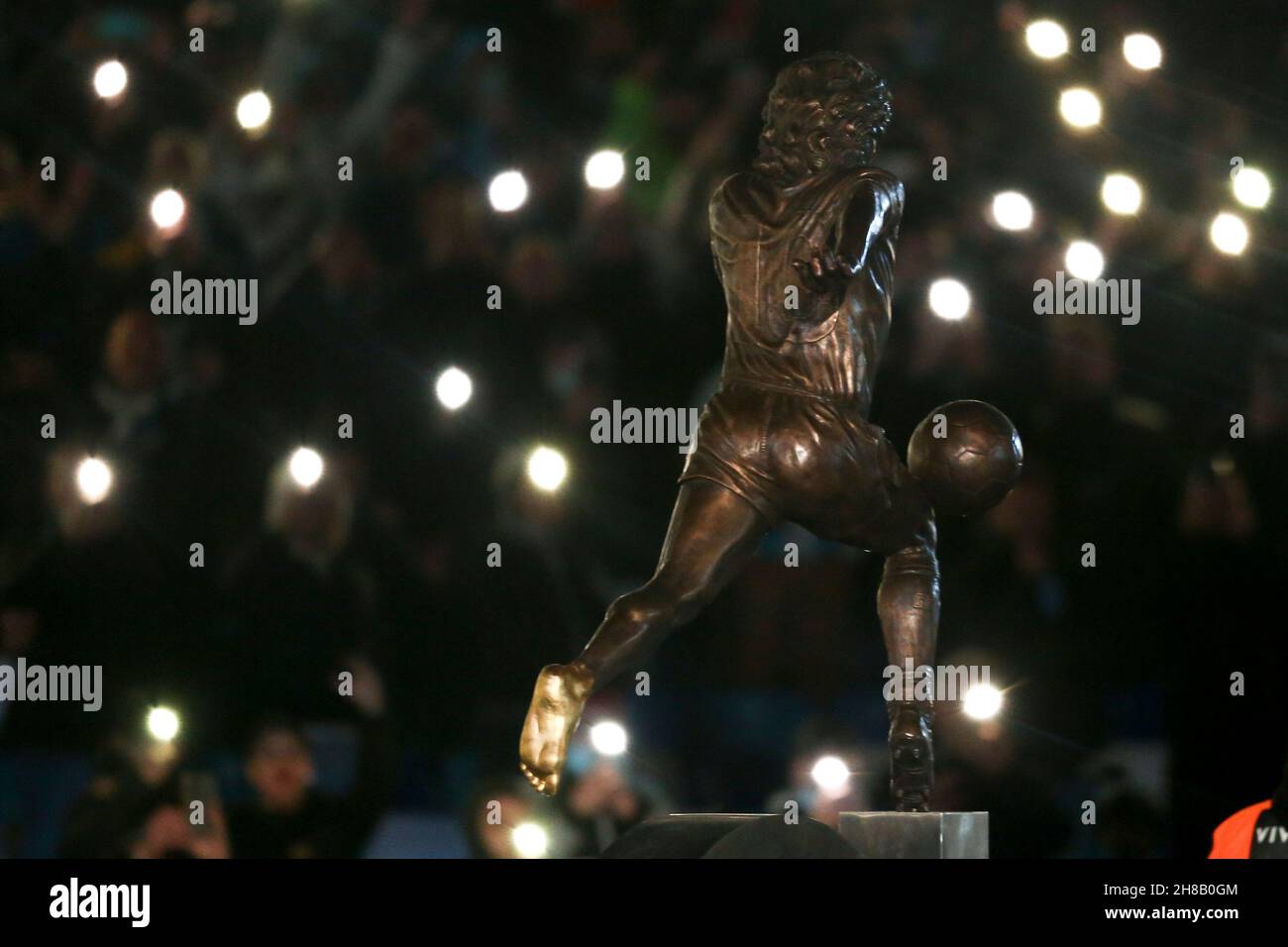 la ssc napoli presenta la statua dedicata a maradona durante la serie Una partita di calcio tra la SSC Napoli e la SS Lazio al Diego Armando Maradona Stadium Napoli, Italia meridionale, il 27 novembre 2021. Foto Stock