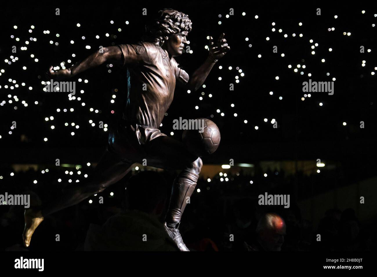 la ssc napoli presenta la statua dedicata a maradona durante la serie Una partita di calcio tra la SSC Napoli e la SS Lazio al Diego Armando Maradona Stadium Napoli, Italia meridionale, il 27 novembre 2021. Foto Stock