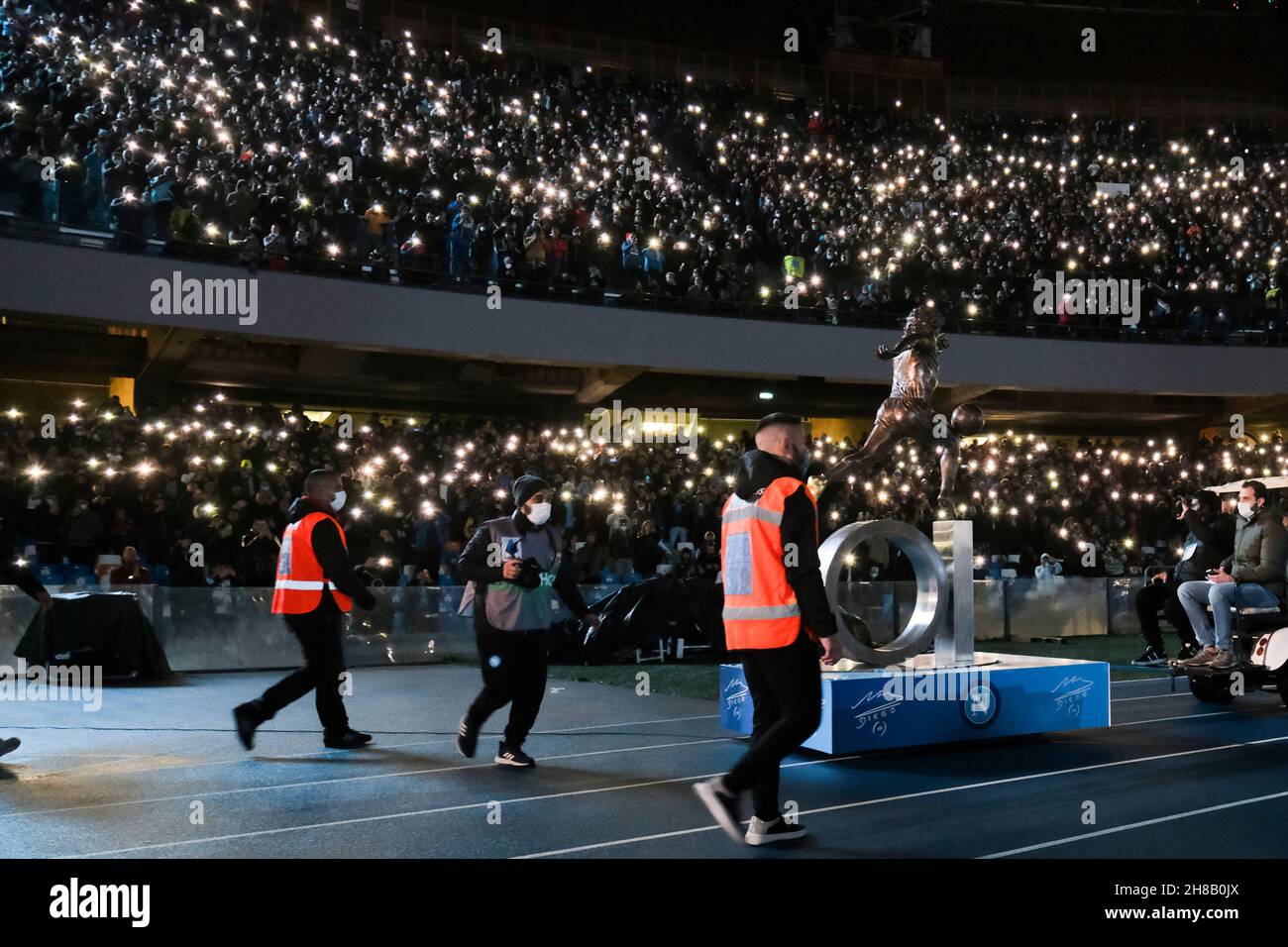 la ssc napoli presenta la statua dedicata a maradona durante la serie Una partita di calcio tra la SSC Napoli e la SS Lazio al Diego Armando Maradona Stadium Napoli, Italia meridionale, il 27 novembre 2021. Foto Stock