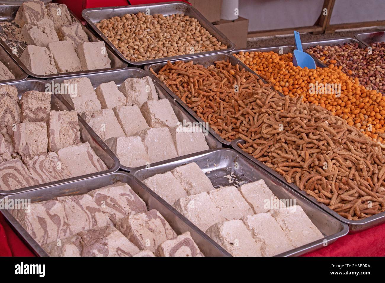 Tradizionale halvah cibo festivo e snack noci venduti sul mercato stalla durante il festival locale fiera Foto Stock