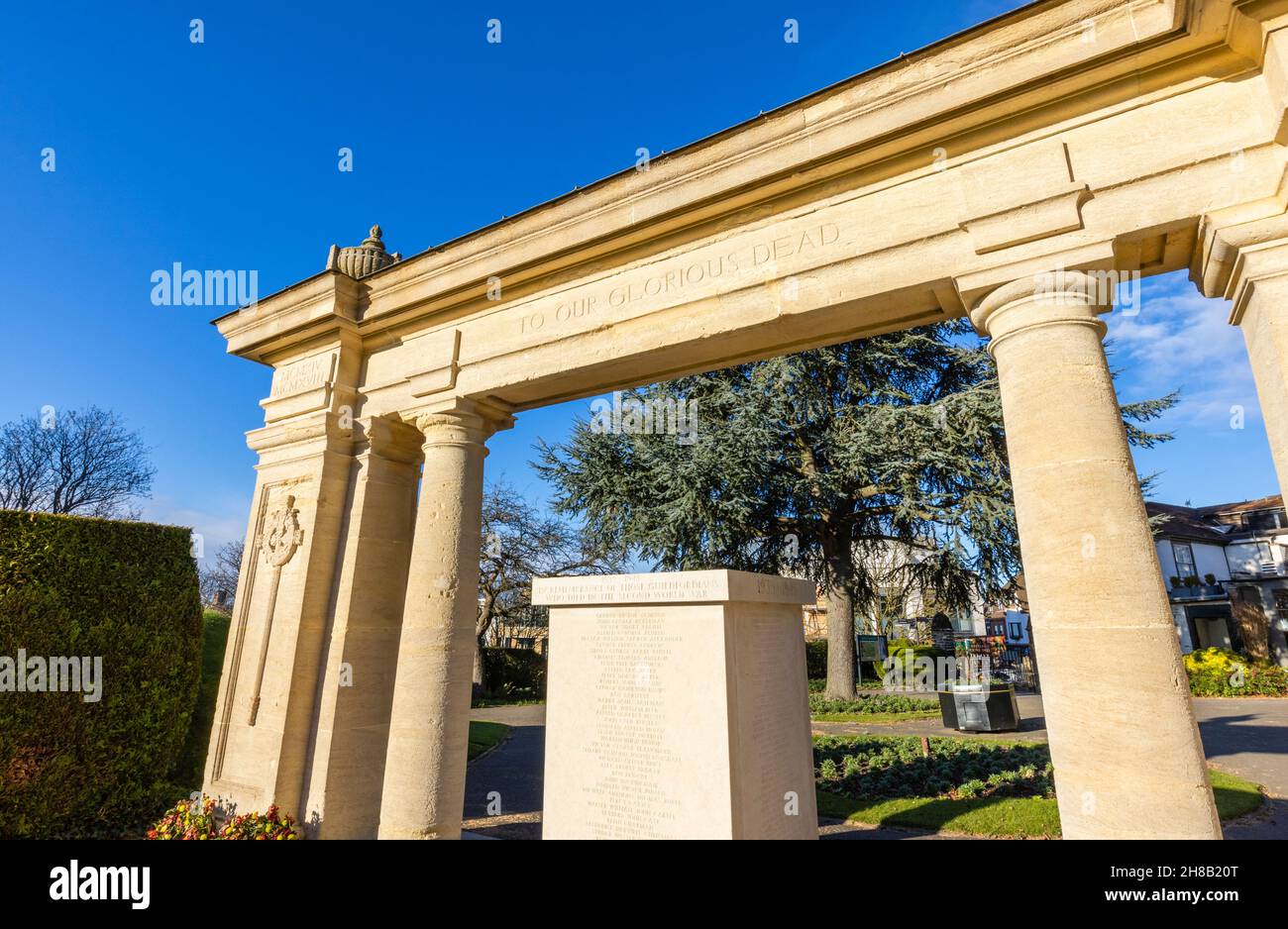 Il monumento commemorativo della seconda guerra mondiale nei giardini del castello di Guildford ha scritto "To Our Glorious Dead", Guildford, Surrey, Inghilterra sud-orientale Foto Stock