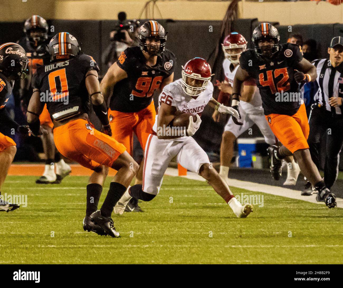 Stillwater, Oklahoma, Stati Uniti. 27 novembre 2021. Oklahoma Sooners running back Kennedy Brooks (26) lottando per trovare un gap nella difesa dei Cowboys dell'Oklahoma state da attraversare durante la partita sabato 27 novembre 2021 al Boone Pickens Stadium di Stillwater, Oklahoma. (Credit Image: © Nicholas Rutledge/ZUMA Press Wire) Foto Stock