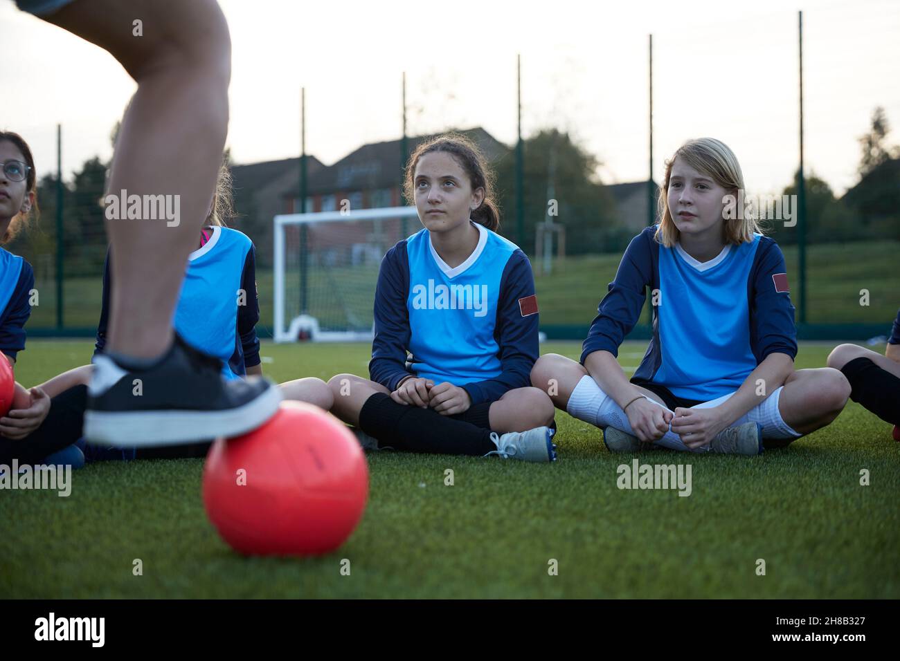 Regno Unito, squadra di calcio femminile seduta in campo durante l'allenamento Foto Stock