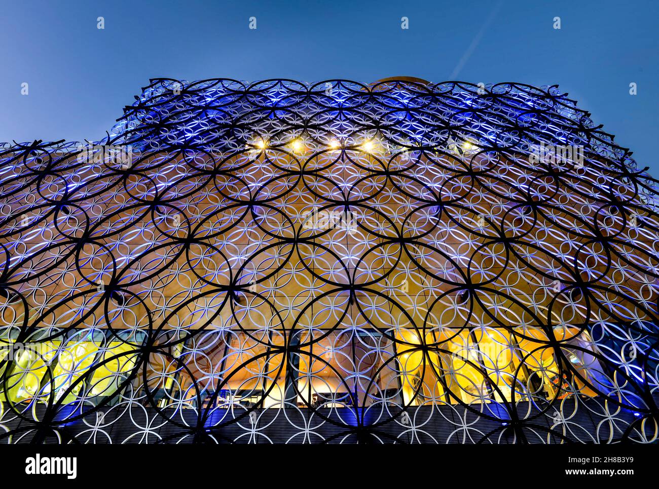 Struttura contemporanea, la più grande biblioteca pubblica d'Europa, intricati dettagli architettonici con filigrana interbloccante con anelli metallici dorati, Foto Stock