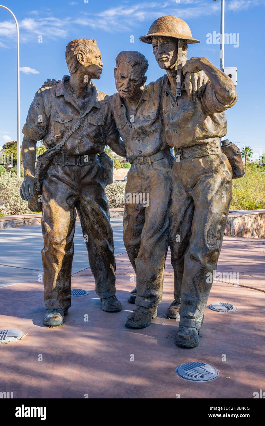 Las Cruces, NM - 11 ottobre 2021: “Eroi di Bataan”, statua commemorativa della morte di Bataan nel Veterans Park, dello scultore Kelley S. Hestir. Foto Stock