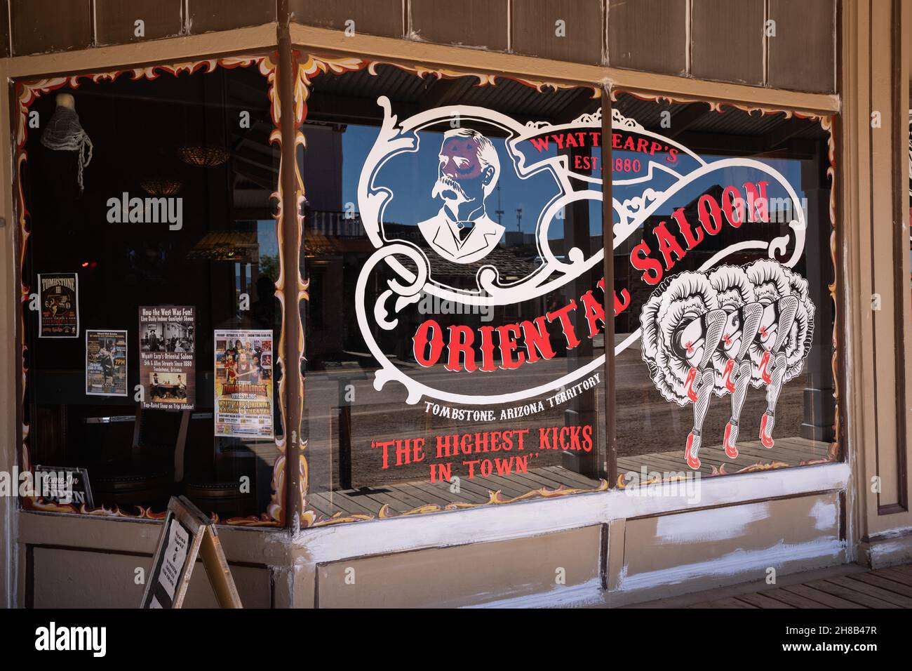 Tombstone, AZ - 9 ottobre 2021: L'Oriental Saloon and Theatre di Wyatt Earp, nello storico salone orientale, presenta una lotta da sparo al coperto adatta alle famiglie Foto Stock