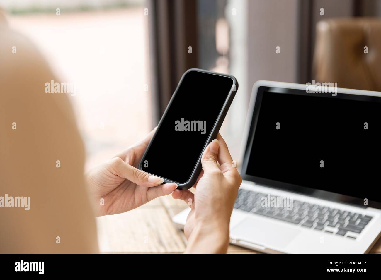 Immagine mockup di laptop e smartphone con schermo vuoto Foto Stock