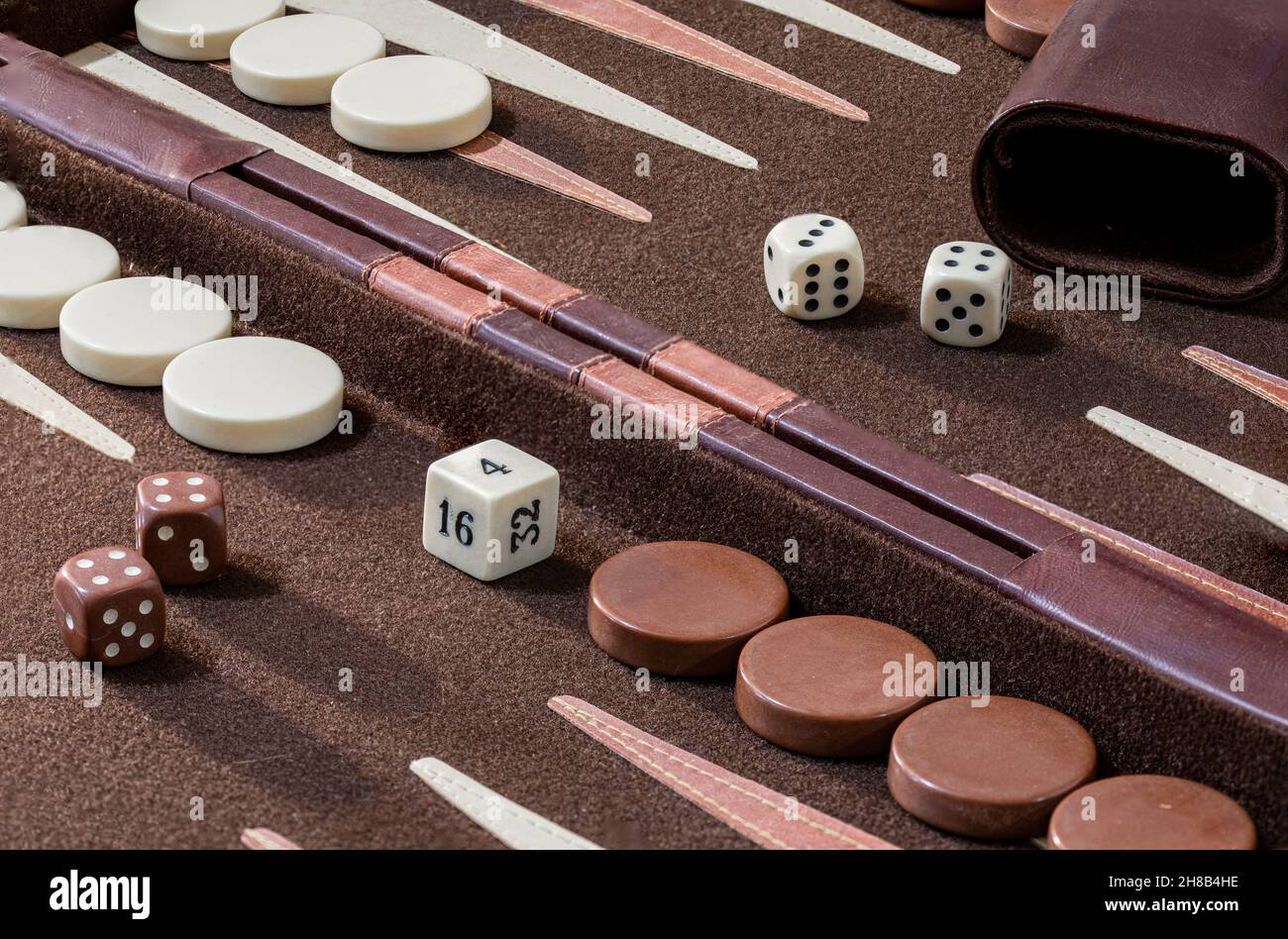 Primo piano di un gioco da tavolo di Backgammon Foto Stock