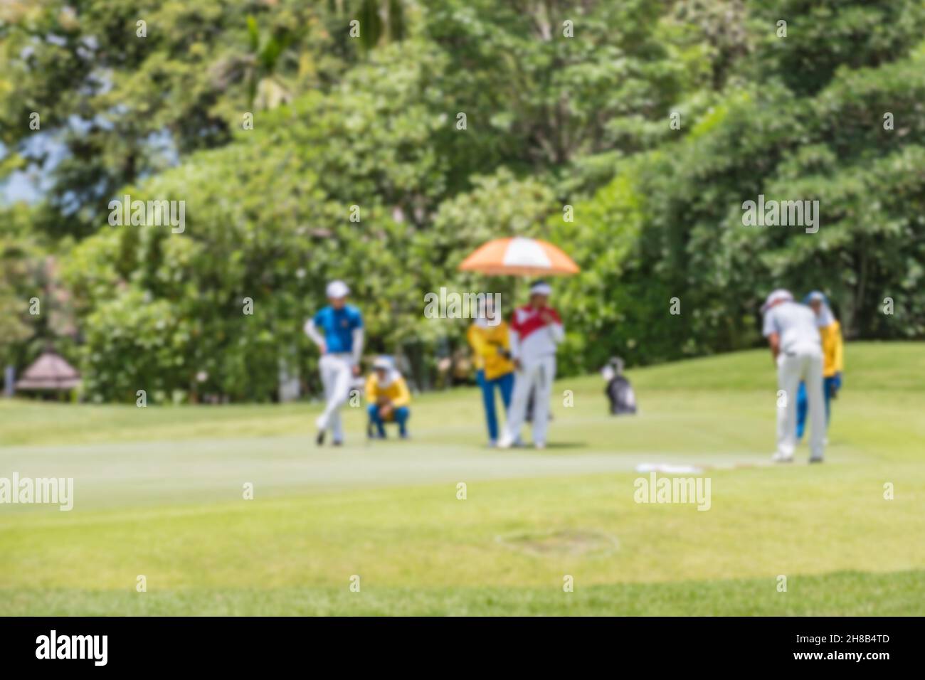 Sfocatura o figura uomo sfocata giocando a golf sul campo da golf, utilizzato per lo sfondo. Foto Stock