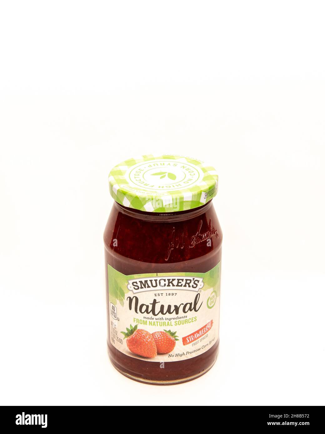 Una bottiglia di frutta Smucker naturale sparsa di fragole, fatta con ingredienti provenienti da fonti naturali Foto Stock