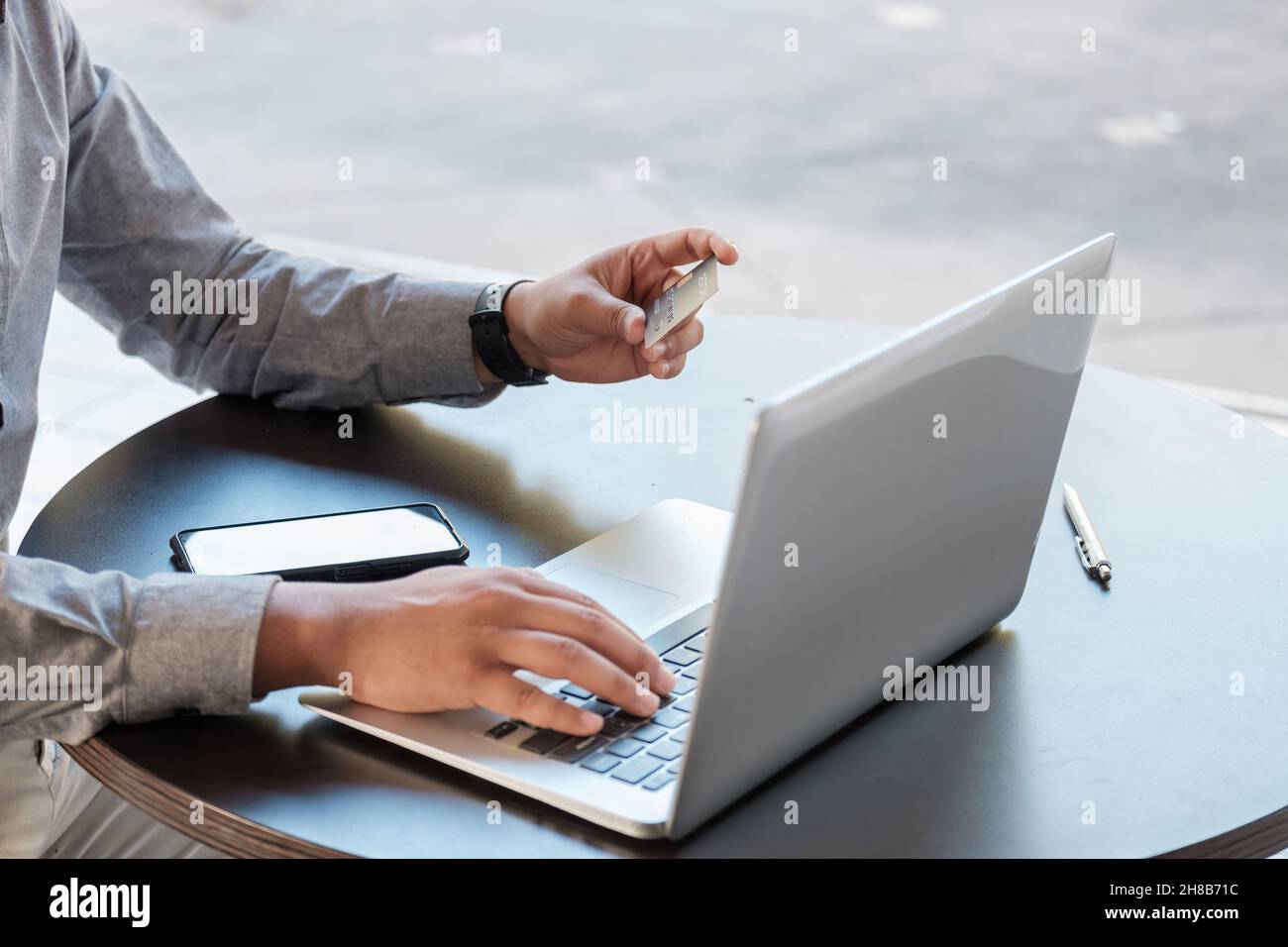 Pagamento online, Close up mani uomo tenere smartphone e utilizzare la  carta di credito per lo shopping online Foto stock - Alamy