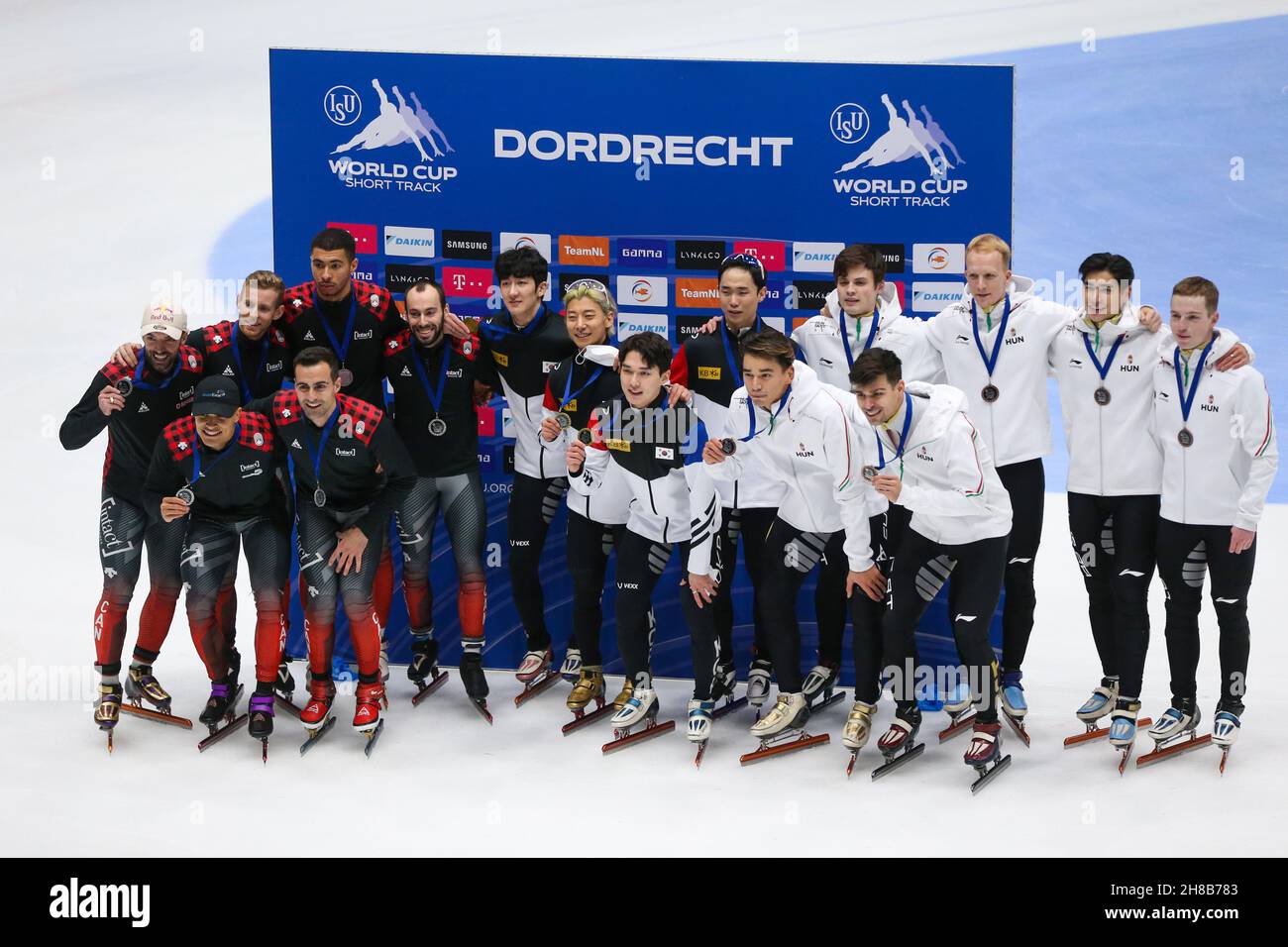 Dordrecht, Paesi Bassi. 28 novembre 2021. I membri della Corea del Sud (C), del Canada (L) e dell'Ungheria si piazzano sul podio durante la cerimonia di premiazione della finale A della gara di staffaggio maschile del 5000 alla serie di skating Short Track Speed della Coppa del mondo ISU a Dordrecht, Paesi Bassi, 28 novembre 2021. Credit: Zheng Huansong/Xinhua/Alamy Live News Foto Stock