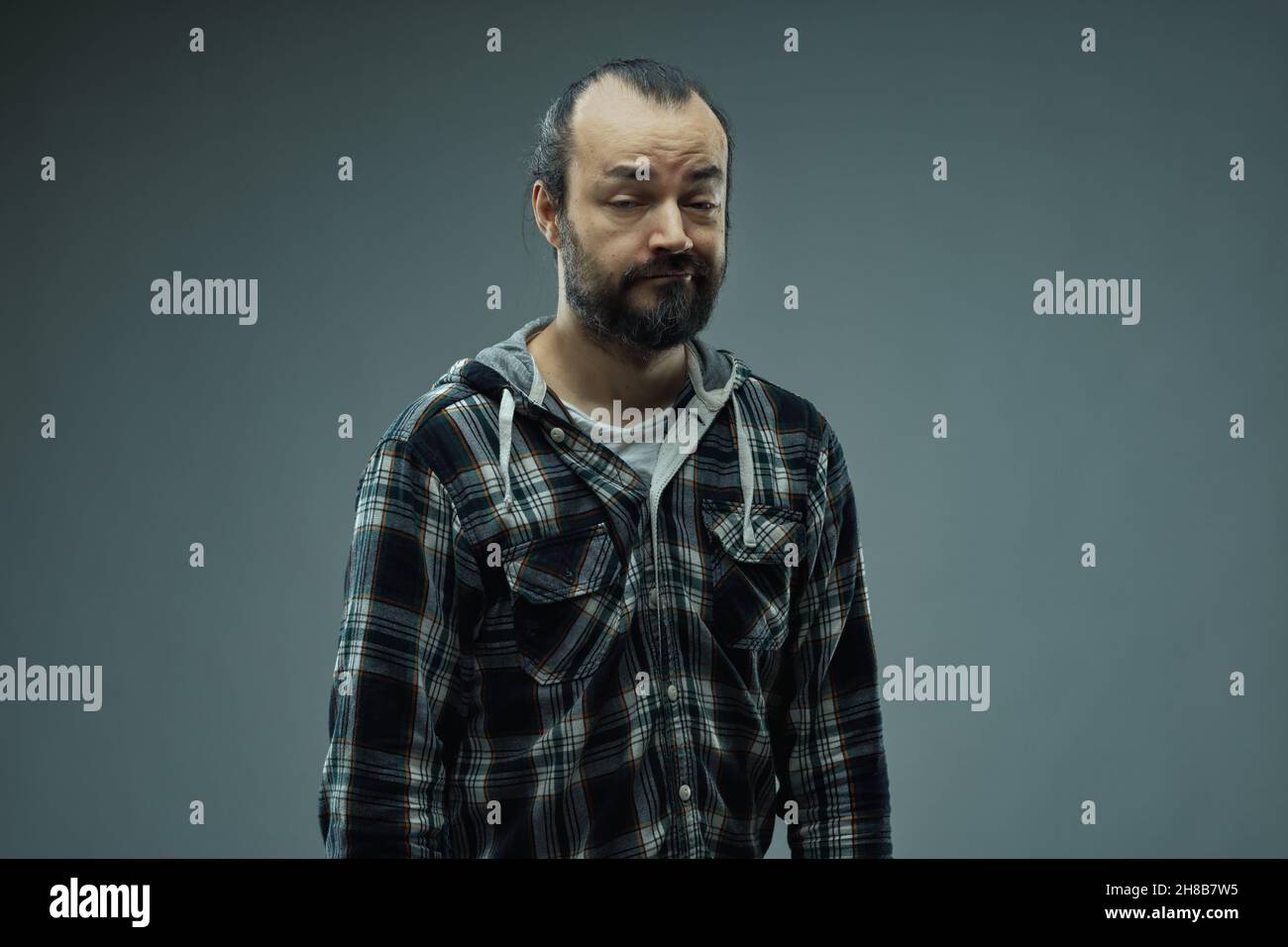 L'uomo ubriaco o inebriato molto pieno di se stesso che guarda la telecamera con un'espressione dopey che reckoning è più intelligente dello spettatore Foto Stock